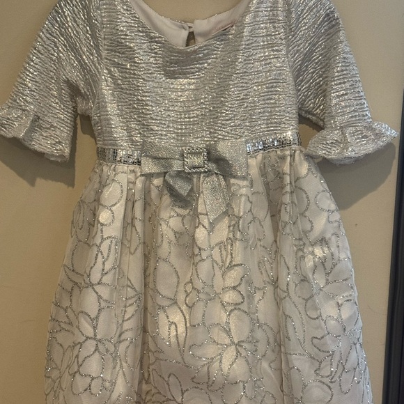 Youngland Silver and White Casual Dress - Picture 1 of 2